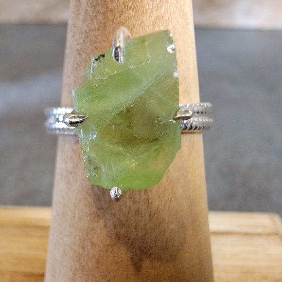 Vintage Jewelry - Genuine Peridot Raw Gemstone Ring 6 Sterling Silver 925 Stone August BirthStone